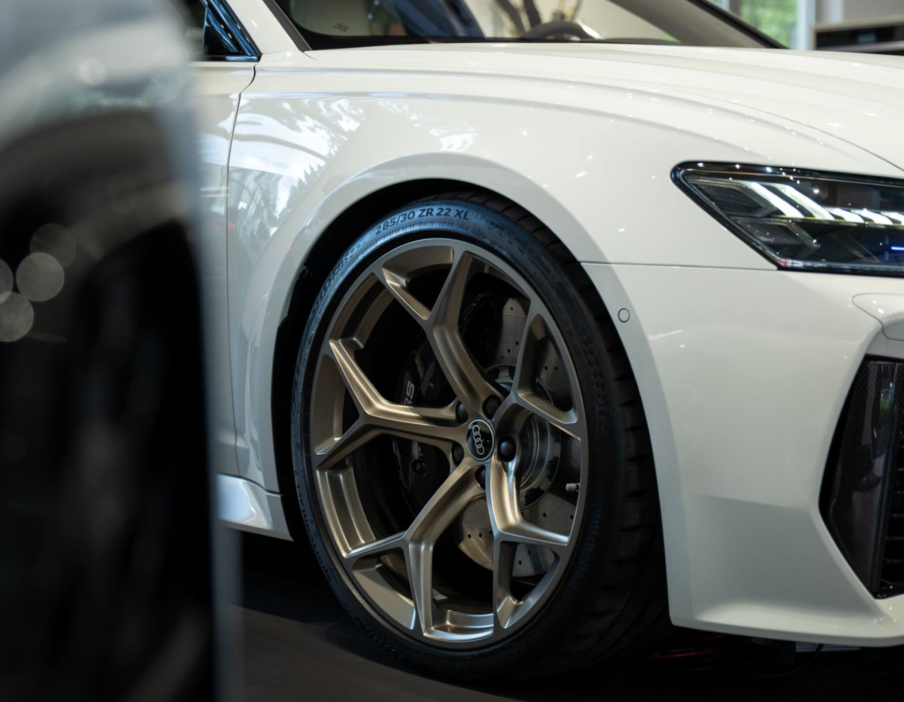 AUDI RS6 AVANT PERFORMANCE | EXCLUSIVE | SKLADEM | NOVÉ AUTO | V8 BITURBO 630 KONÍ | BÍLÁ METALÍZA AMALFI EXCLUSIVE | BÍLÁ KŮŽE | KARBON | PLNÁ VÝBAVA | VIP SLEVA | IHNED K PŘEDÁNÍ | ČESKÉ AUTO | NÁKUP ONLINE | AUTOiBUY.com